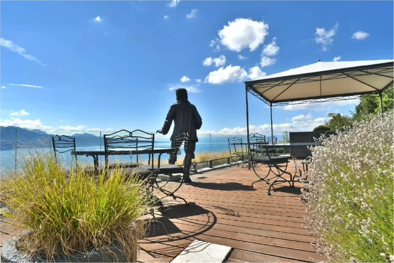 La terrasse du Baron Tavernier au-dessus du Lavaux