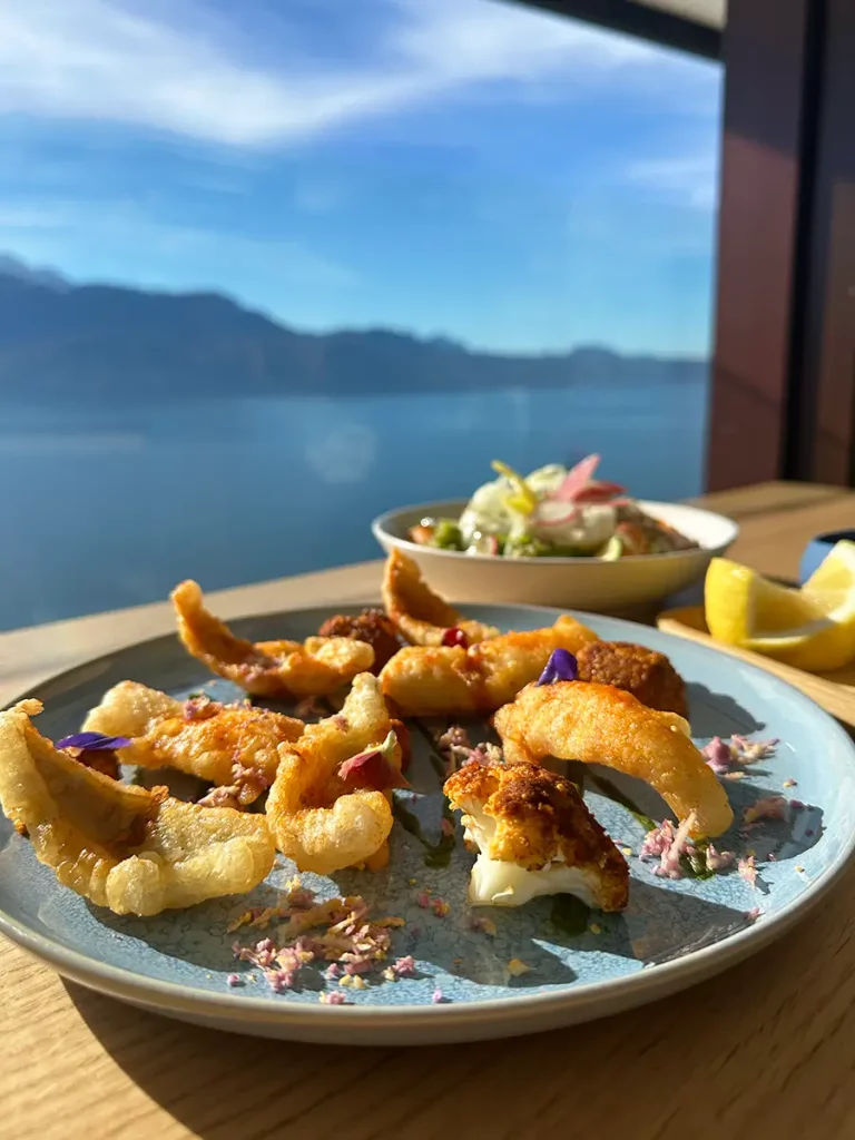 Saveurs du midi — filets de perche frits servis à Le Deck